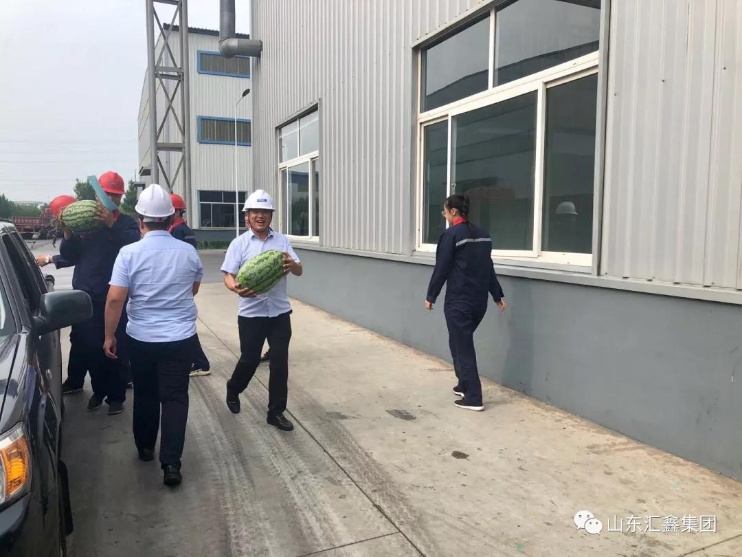 連日來,我縣持續悶熱高溫,特別是我們的車間內部溫度更高,一線員工經歷著“上蒸下煮”的酷暑“烤”驗。7月29上午,受董事長魏家清委托,郭強副總經理代表集團高層,帶領安全環保部、鍍鋅事業部等同事,先后深入鍍鋅車間、鋅錠車間、冷軋車間、彩涂車間等20個一線車間部門,看望慰問生產一線員工并送去慰問品,向冒著高溫酷暑辛勤工作的一線員工表示敬意和慰問。    郭強副總經理在一線慰問時,詳細詢問目前車間的生產以及防暑準備情況,為大家送去礦泉水、西瓜等慰問品,郭總對大家戰高溫、斗酷暑,不怕苦、不怕累,履職盡責擔當作為的精神表示高度贊揚,對大家的辛勤工作表示肯定,鼓勵大家要再接再厲,克服高溫酷暑,重視安全生產,重視產品質量,高標準、高質量的完成各項生產任務,同時郭總反復叮囑大家注意防暑降溫,勞逸結合,保重身體,確保在崗期間安全生產。    各車間紛紛表示,感謝領導到一線慰問,將以此為動力,履職盡責,勁頭不減,抓產能重質量,抓好本車間的安全生產工作,進一步加強員工關懷,切實做好本部門員工的防暑降溫工作,圓滿完成上級下達的各項生產任務。